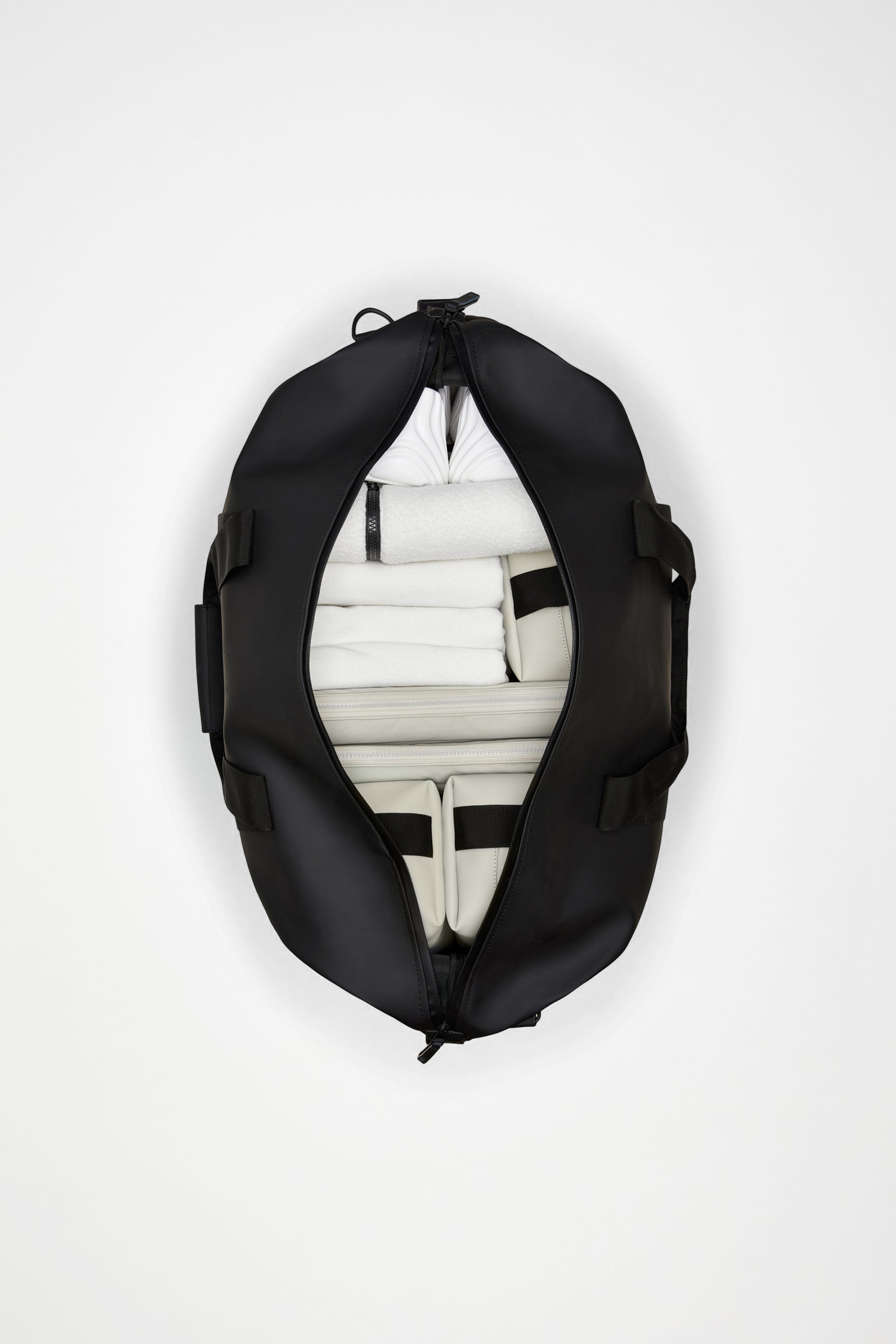 RAINS Hilo Weekend Bag Black 36L H27 x D26 x W52 cm Weekender