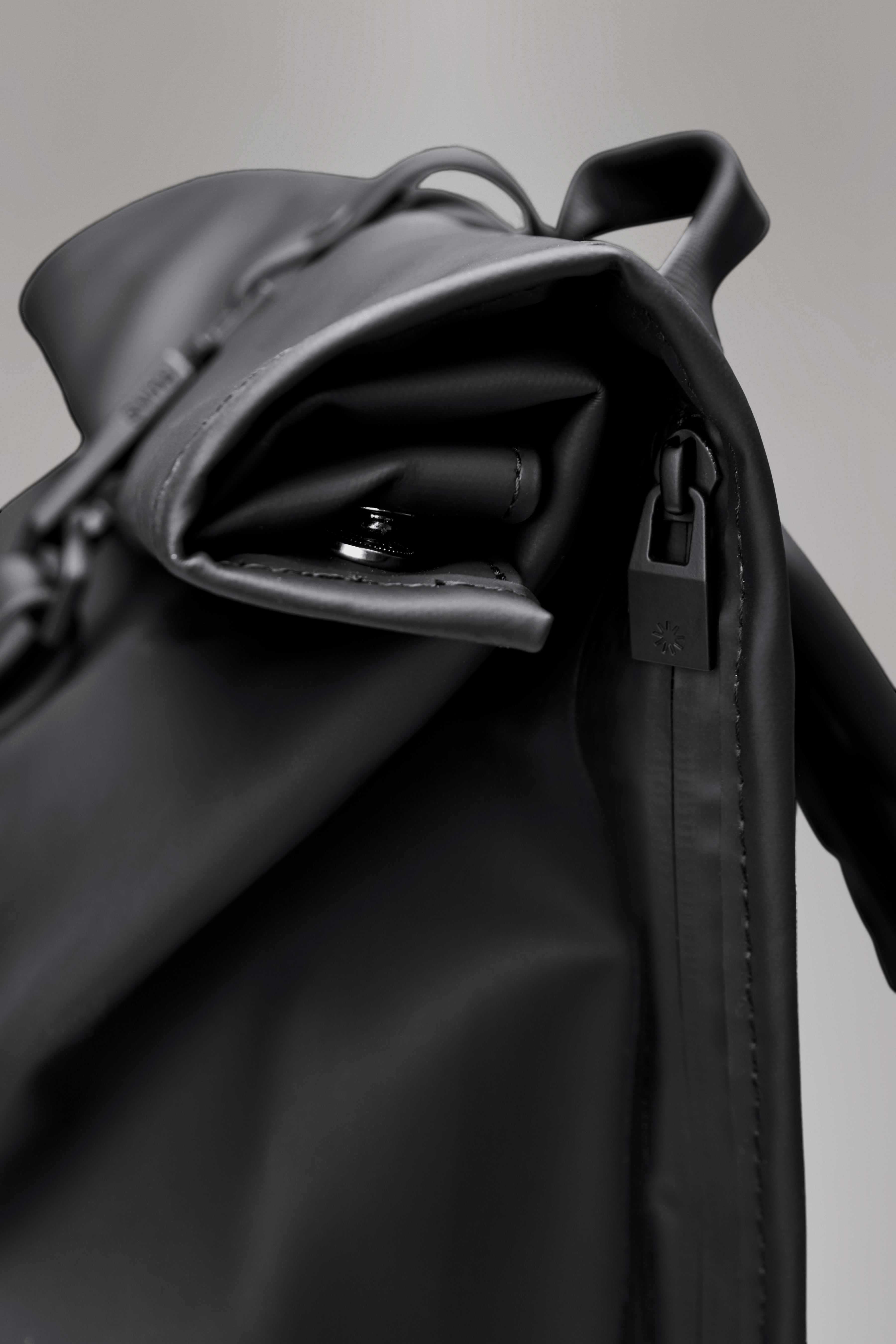 RAINS Rolltop Rucksack Drift 17L H60 x D11 x W32 cm Backpack