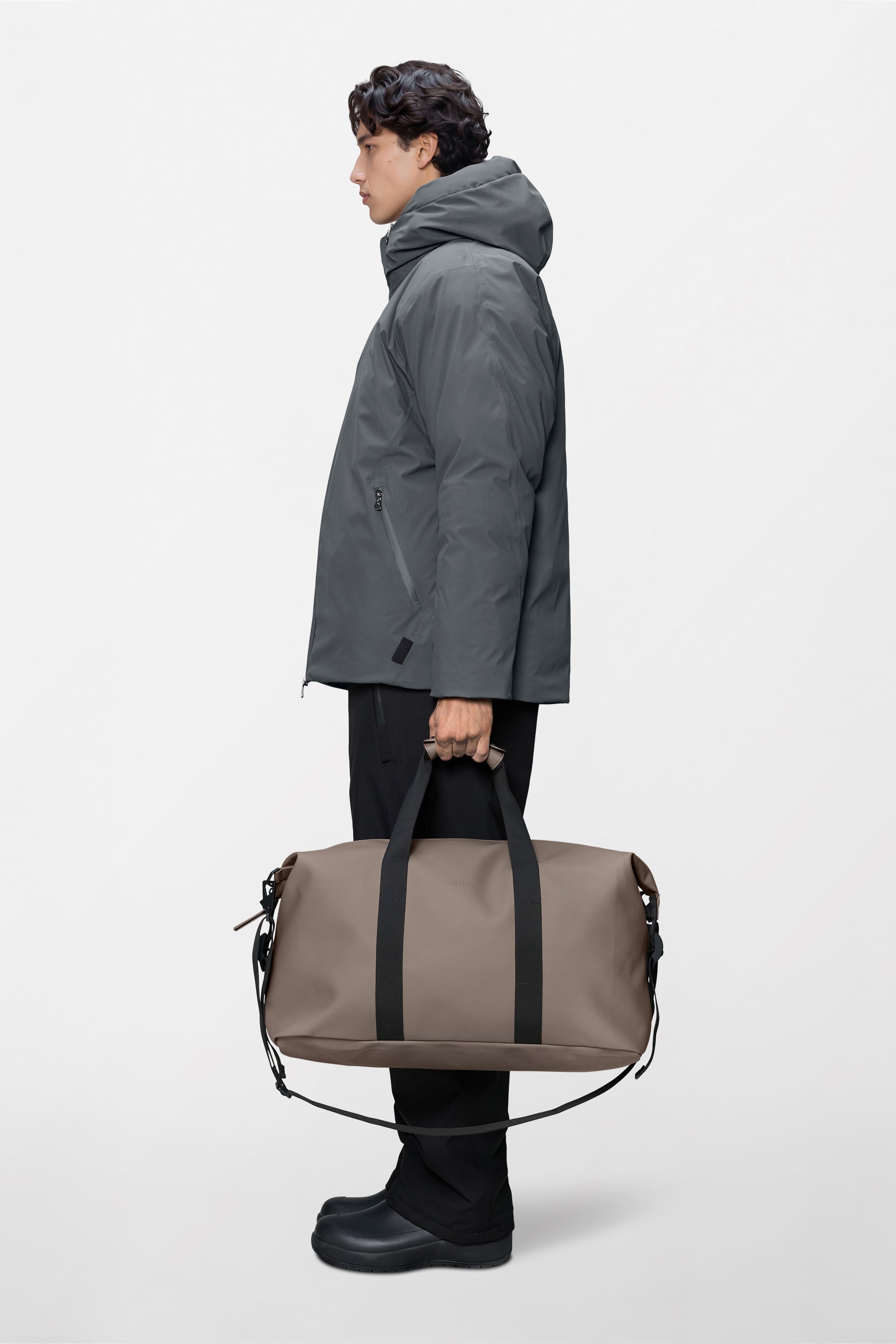 RAINS Hilo Weekend Bag Cinder 36L H27 x D26 x W52 cm Weekender