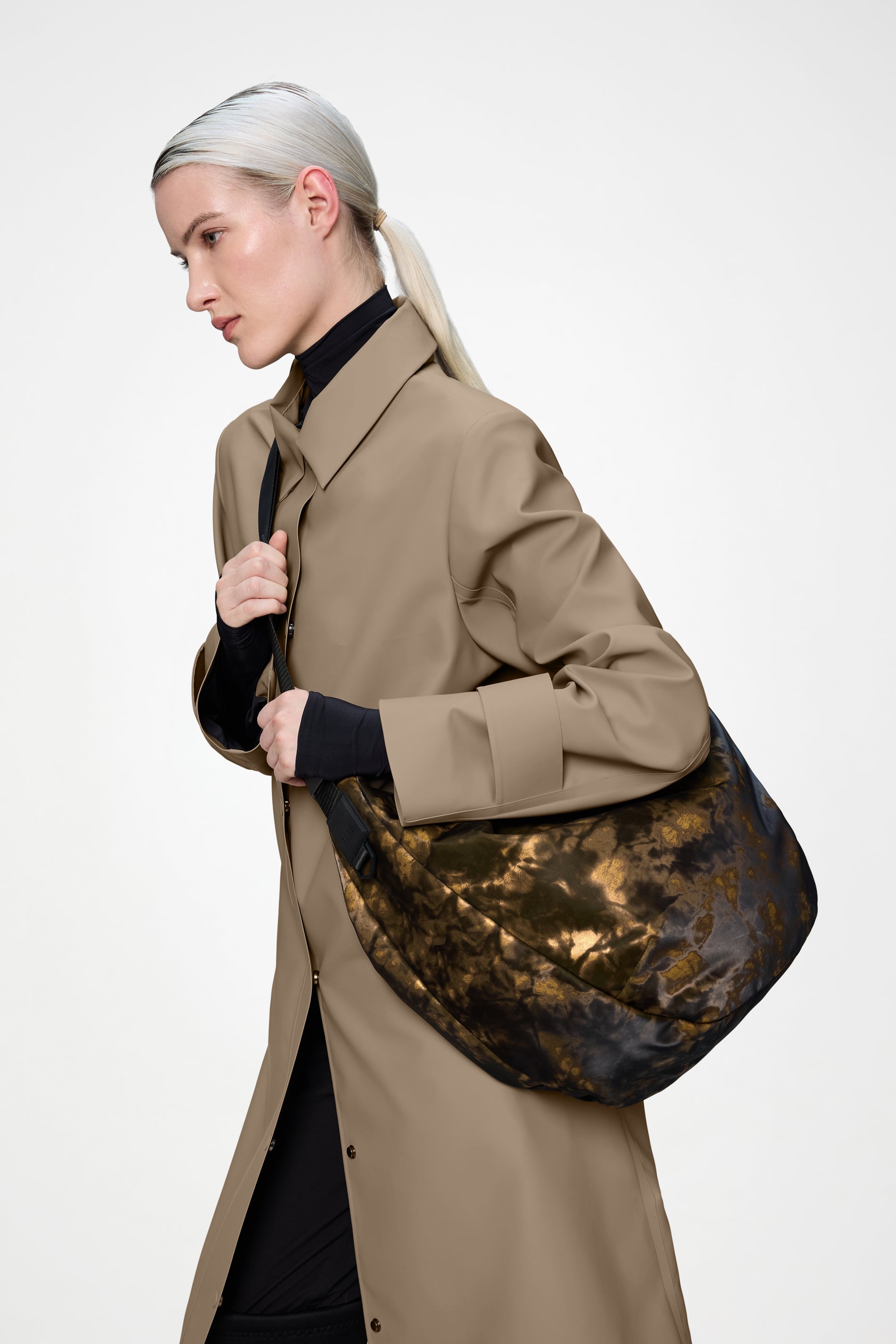 RAINS Valera Shoulder Bag Large Muddy 22L H38 x D13 x W53 cm Crossbody