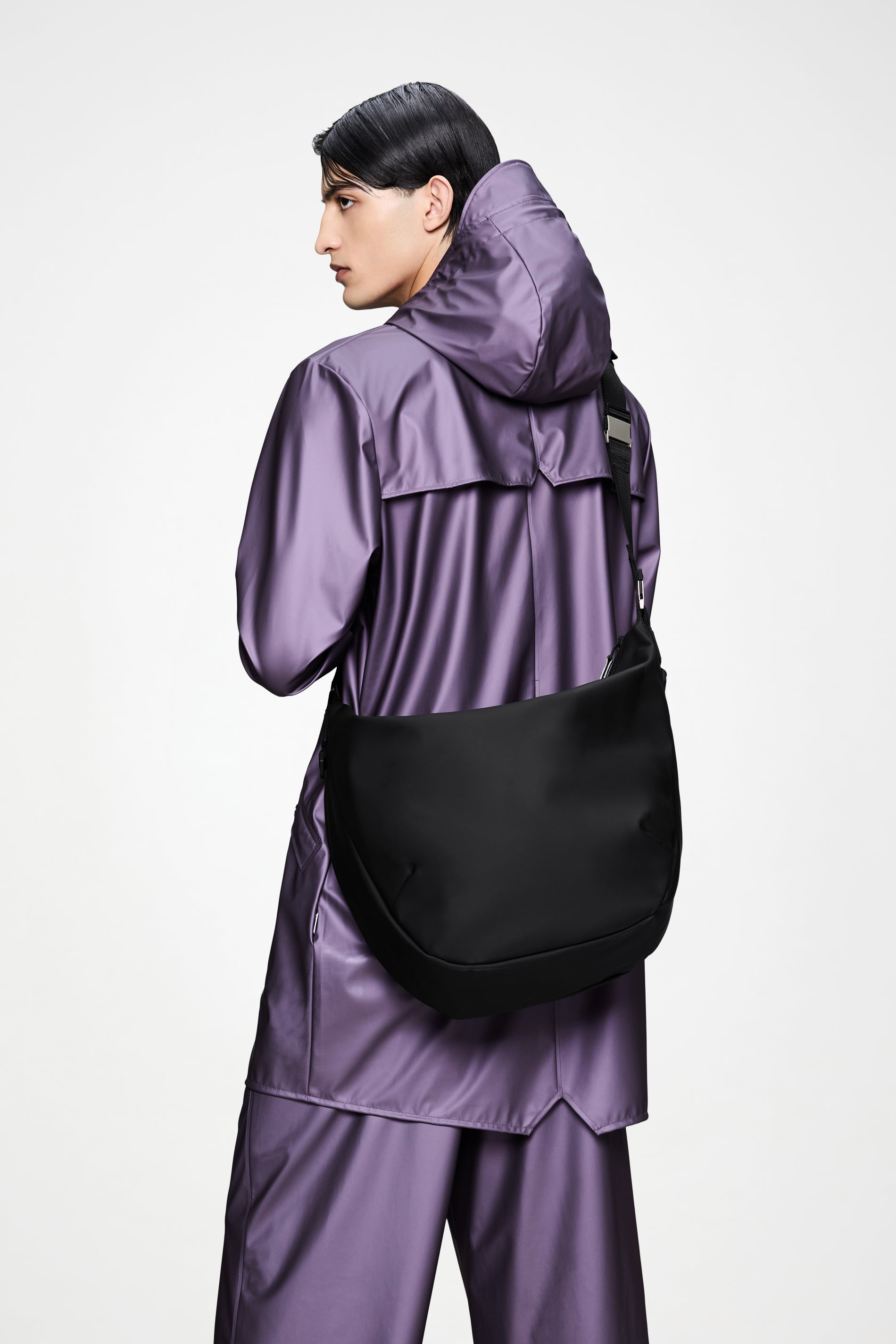 RAINS Valera Shoulder Bag Large Black 18L H40 x D13 x W54 cm Crossbody