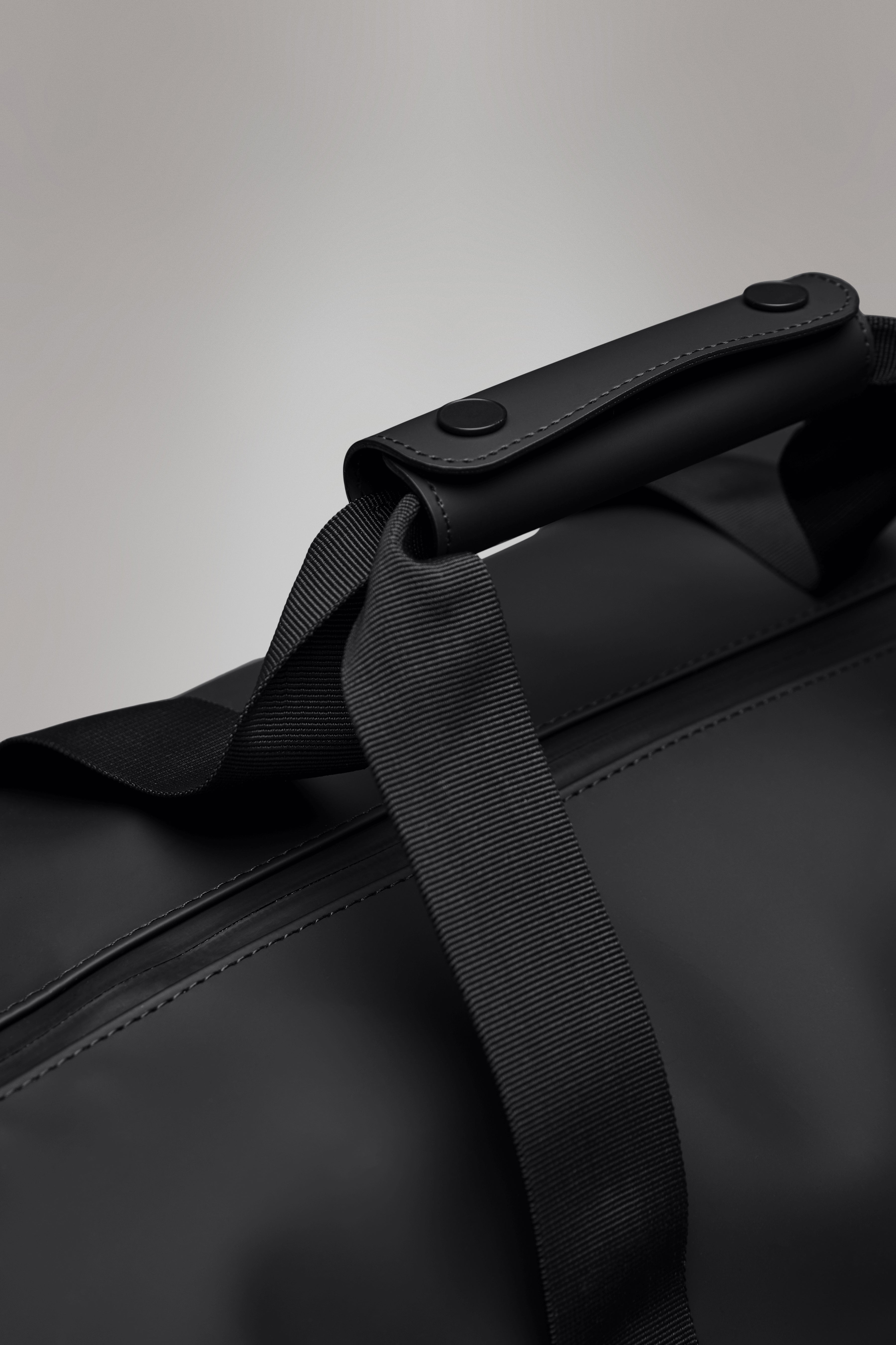 RAINS Hilo Weekend Bag Small Black 18L H29 x D18 x W50 cm Weekender