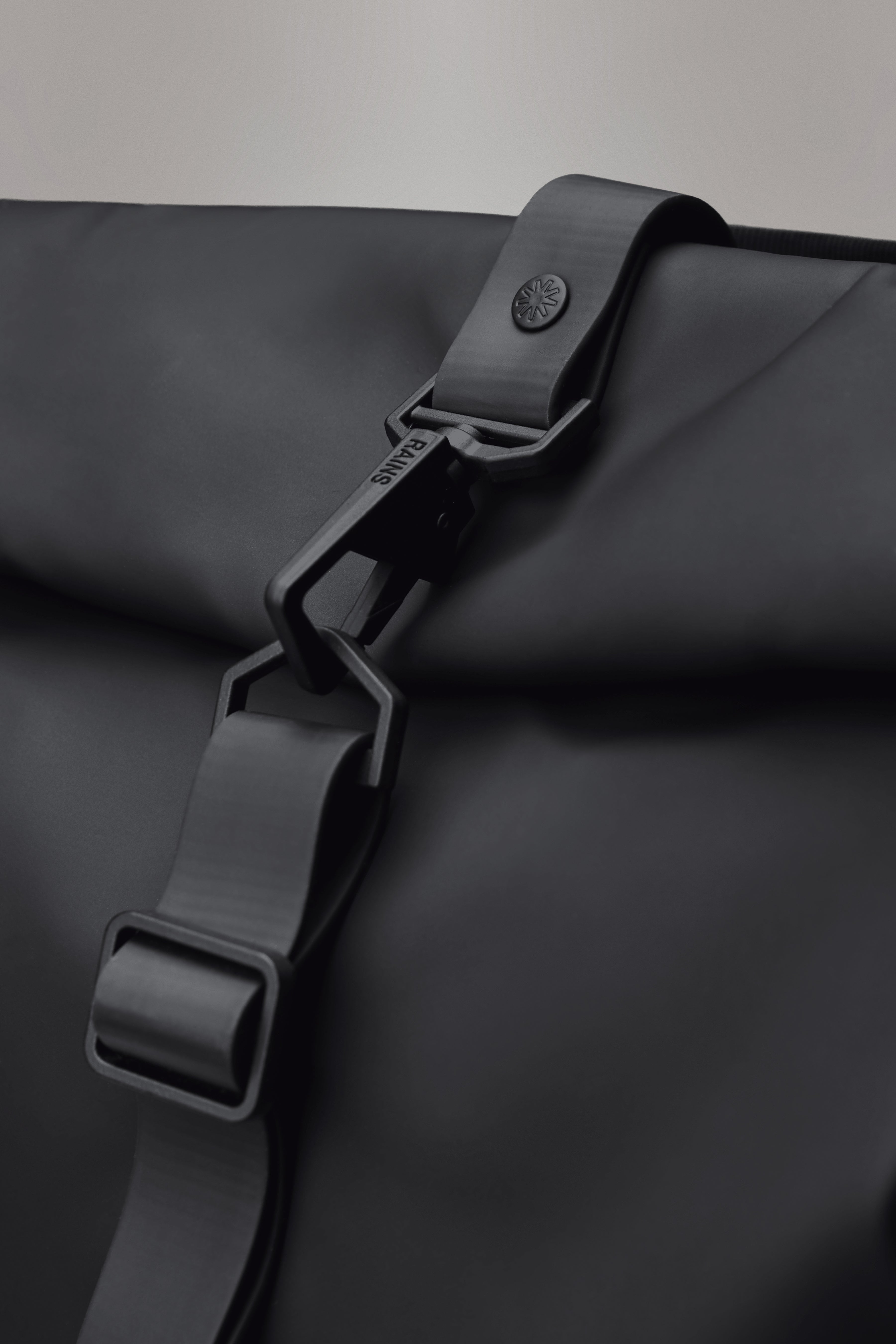 RAINS Rolltop Rucksack Spill 17L H60 x D11 x W32 cm Backpack