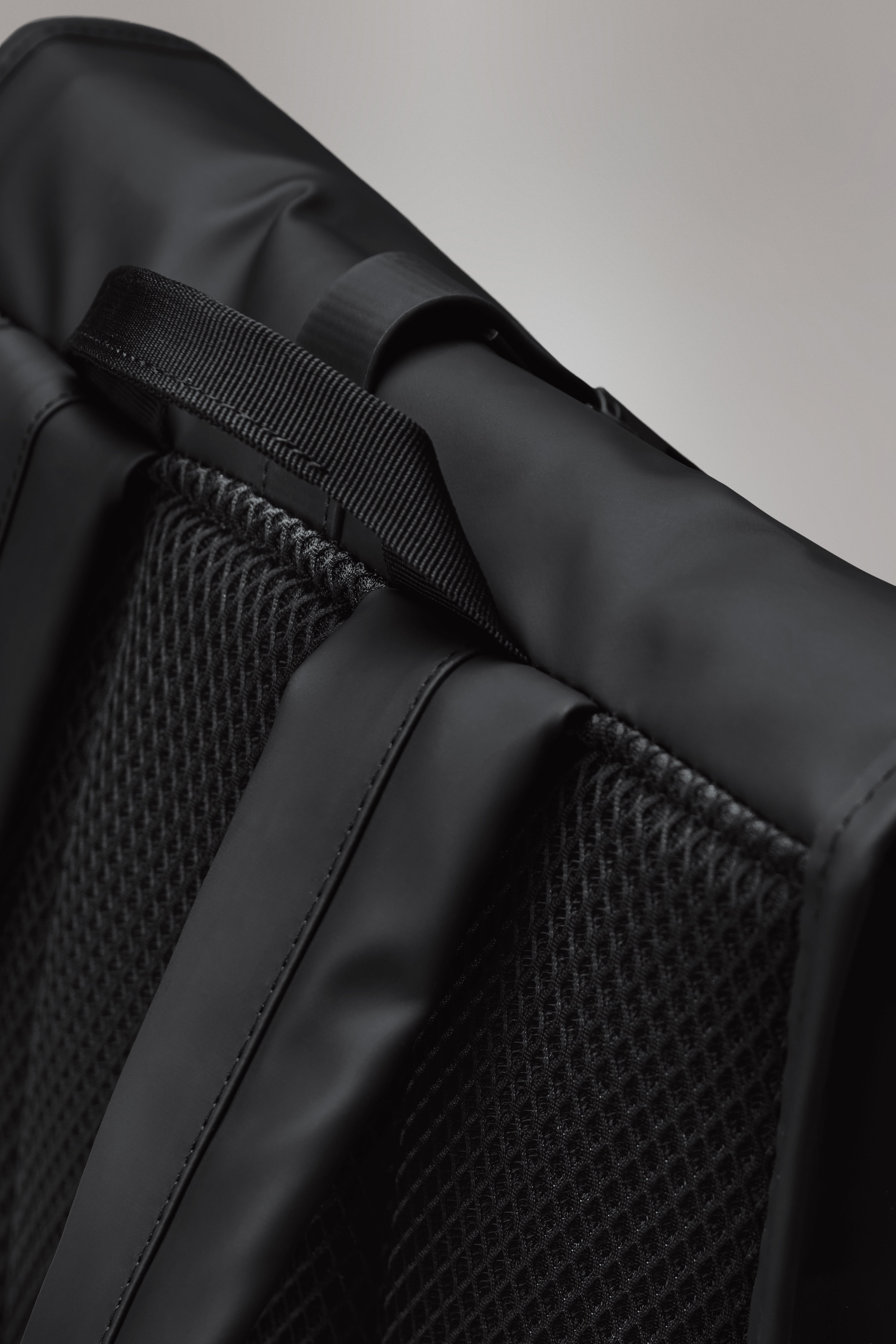 RAINS Rolltop Rucksack Depth 17L H60 x D11 x W32 cm Backpack