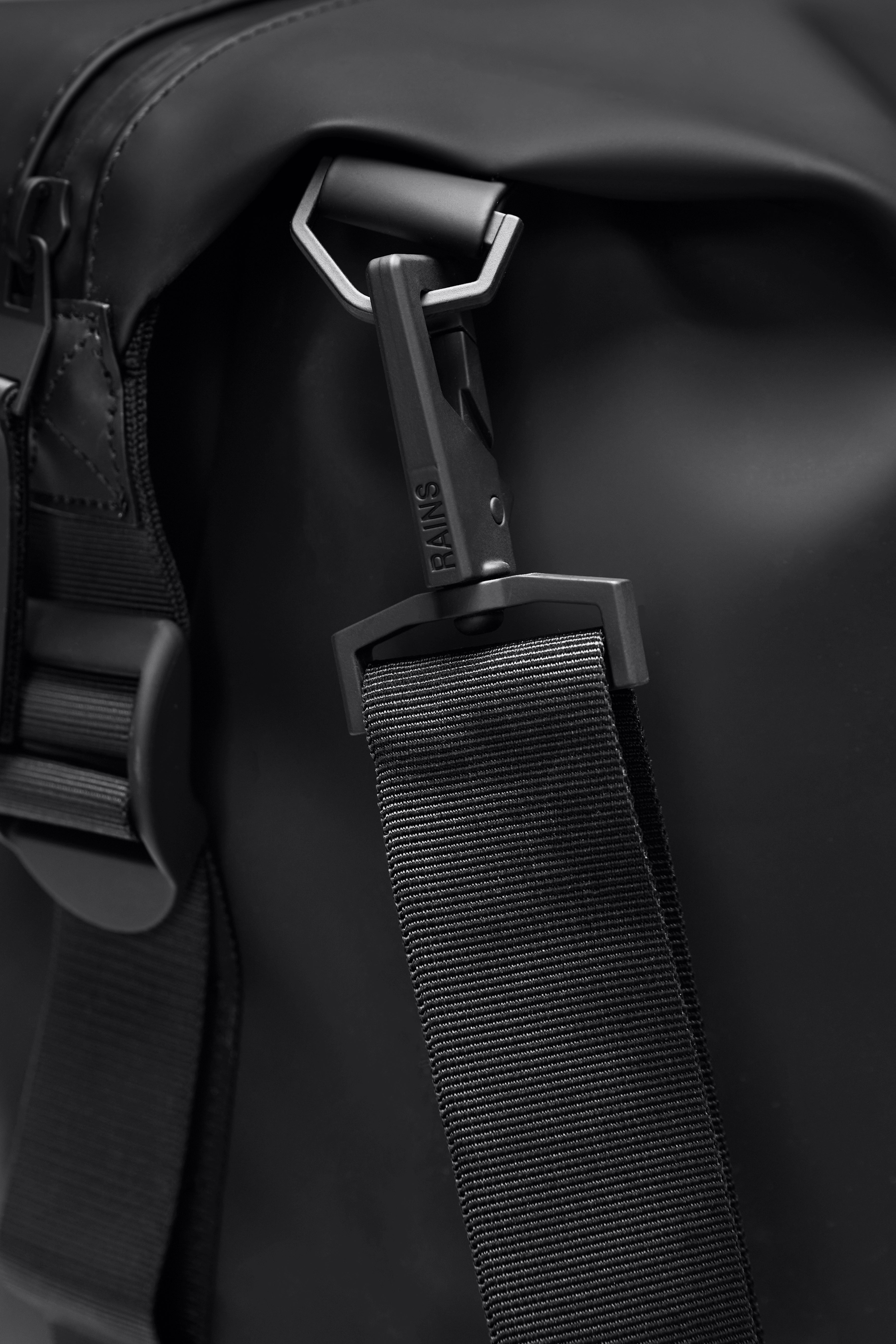 RAINS Hilo Weekend Bag Small Coal 18L H29 x D18 x W50 cm Weekender